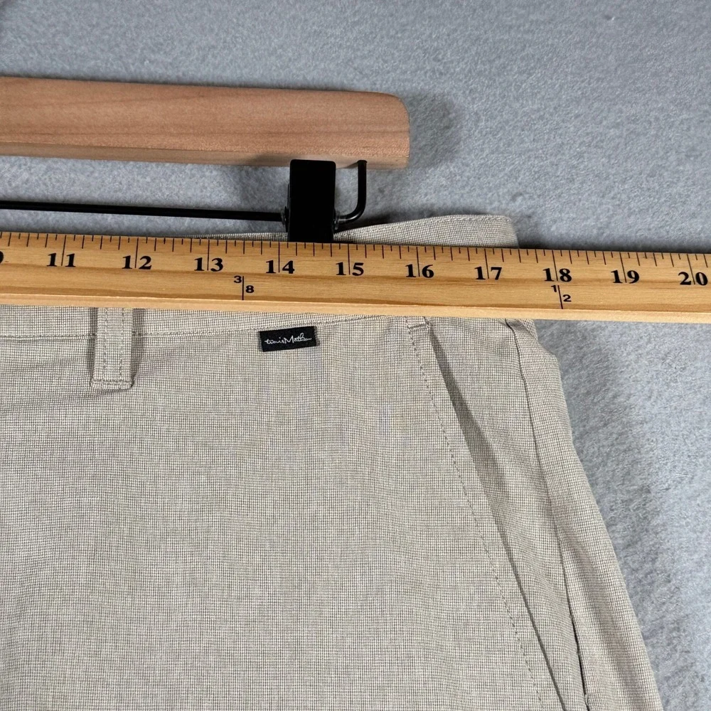 Travis Mathew Mens Tan Khaki Golf Shorts Size 34 Stretch Performance Casual 9 In